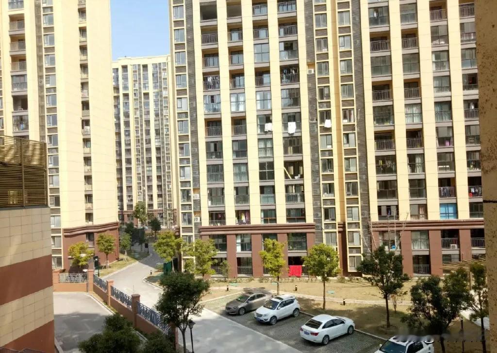 真奇怪！现在房子没人买，同事却一口气买两套，全写在孩子名下！现在这行情，大