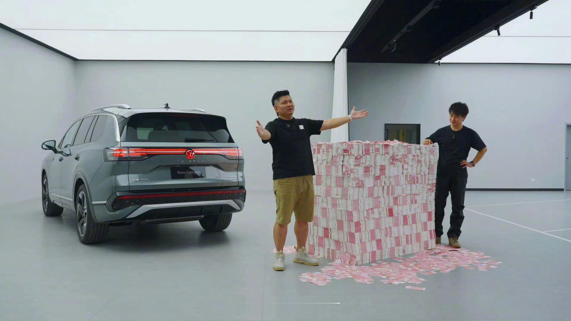 【一个亿“现金”放你眼前啥样的感受下】汽车博主今天晒出了在自家车库拍摄的一组照