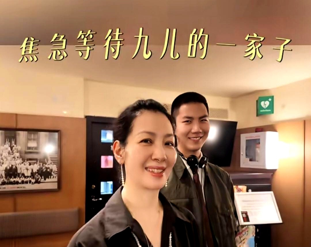 胡军带着老婆卢芳和儿子，专门从北京飞往伦敦，全家开着香槟高调庆祝大女儿九儿的毕业首演成功这姑娘完美继