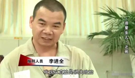 2013年，女儿大喊：我喜欢明星超过喜欢你们！父亲说那我就算白养你了。手里的菜刀