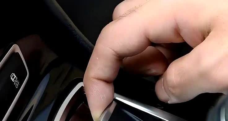 电子手刹停车直接按？大错特错！这样用让你的变速箱提前报废。开车回家，不少