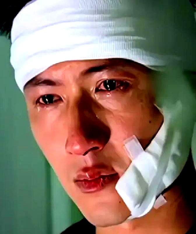 凌晨回家时，门锁一响，豪宅里只剩冰箱的嗡嗡声。45岁的谢霆锋，身价过亿，却在不