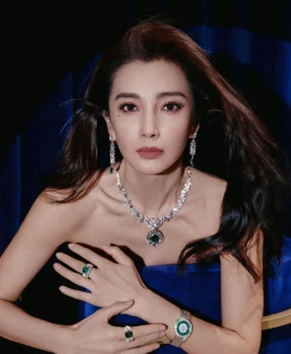 52岁李冰冰出席上海珠宝活动造型被疑假屁股，网友调侃像李奶奶引爆年龄焦虑争议