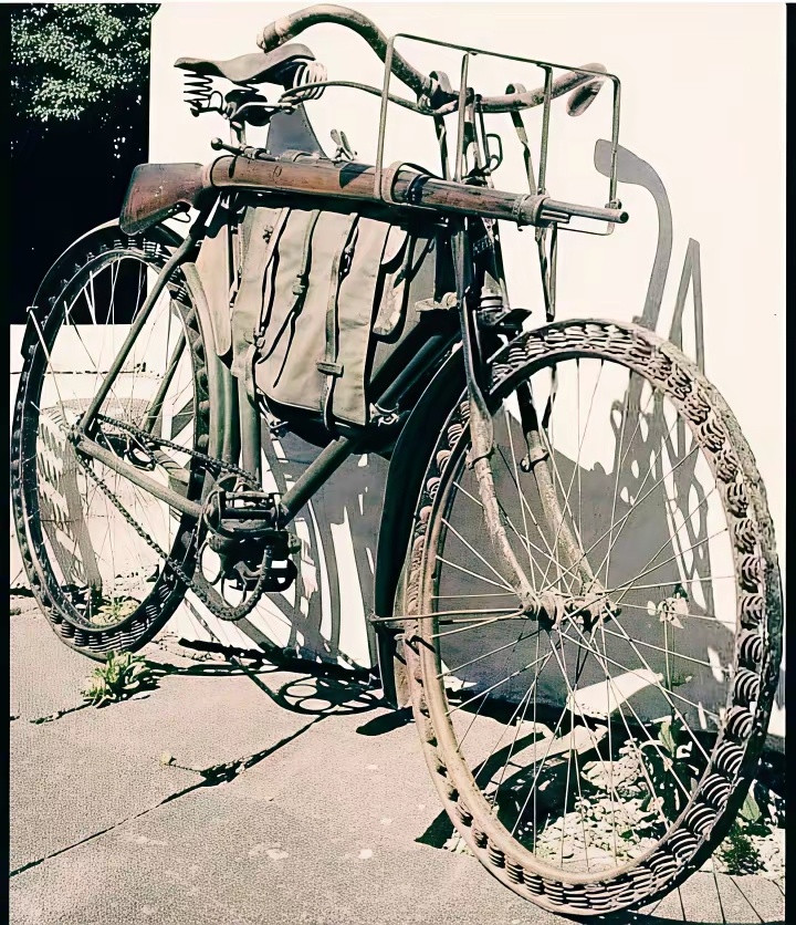 20世纪初有弹簧轮的军用自行车​​​