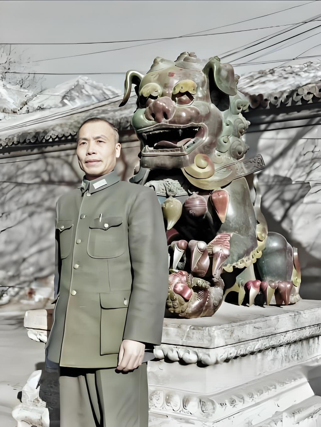 1945年，北平，李宗仁在南海仁曜门前，身后的铜狮现在法源寺天王殿前。​​​