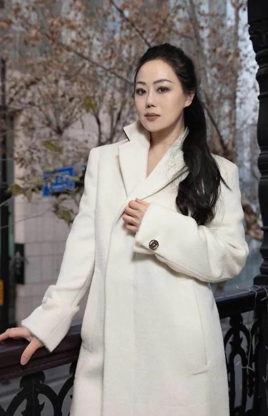 ✨章小蕙的冬日贵妇穿搭，教科书级别！近日，章小蕙的一组冬日街拍惊艳全网。