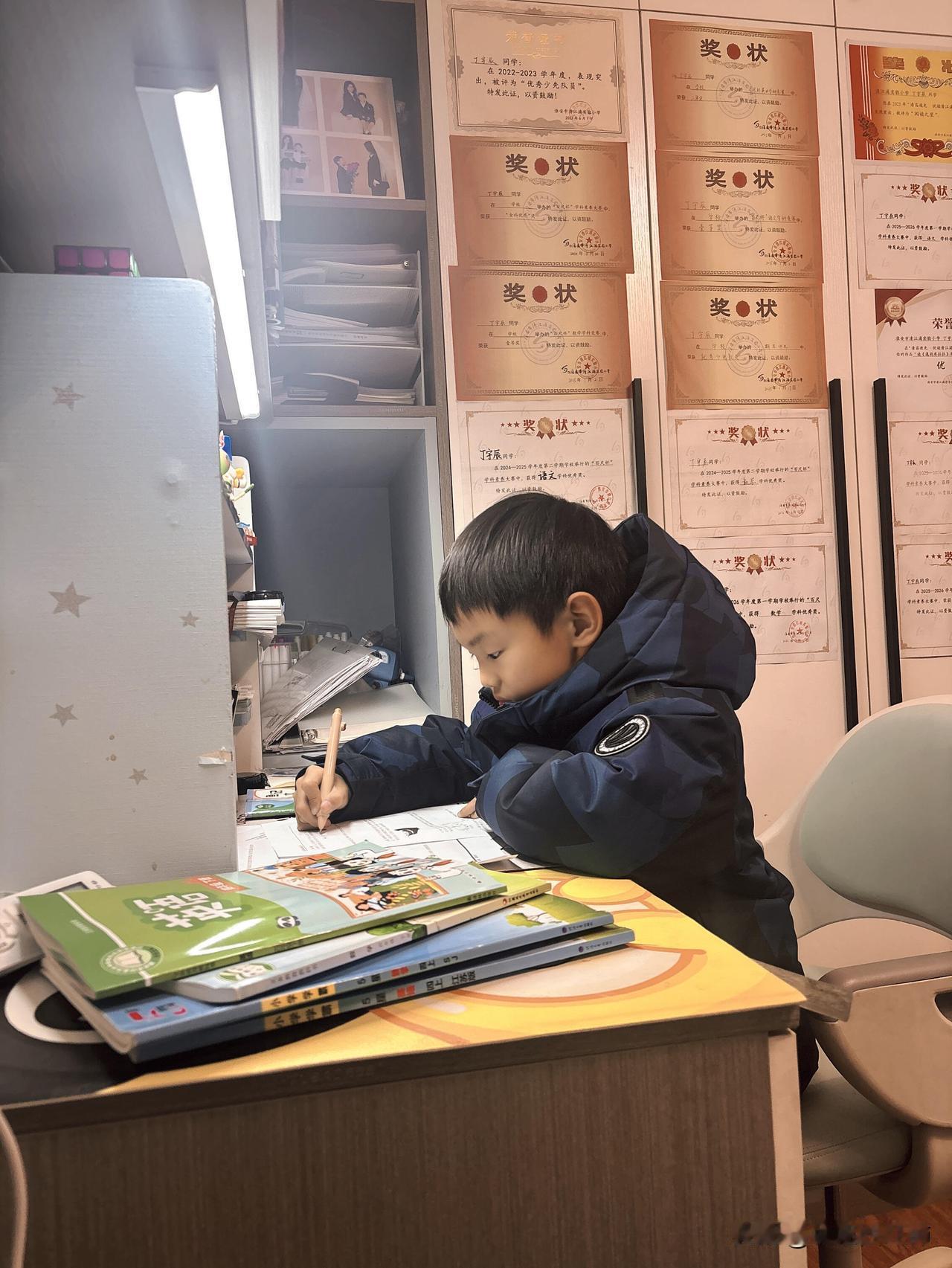 四年级依旧是班级前列很幸运，生了个来报恩的孩子，学习方面还算不错，虽然也爱玩爱