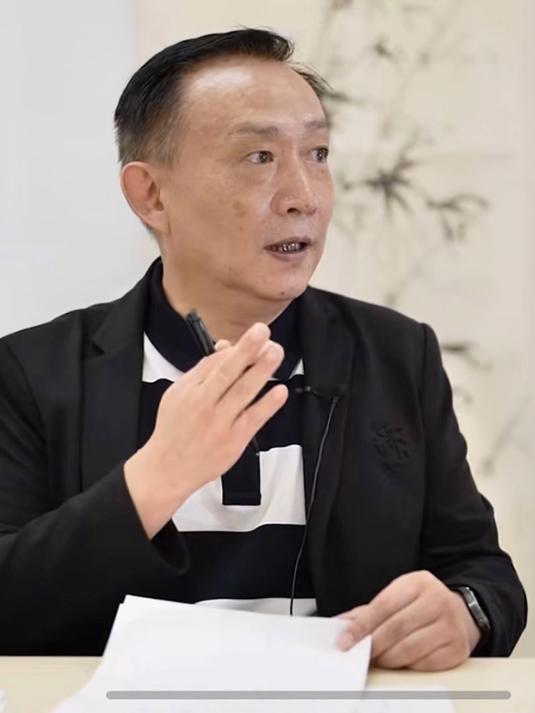 有人想把我们喝的水、用的电、上的网，打包卖给资本。还生怕我们看懂，特地用英文写