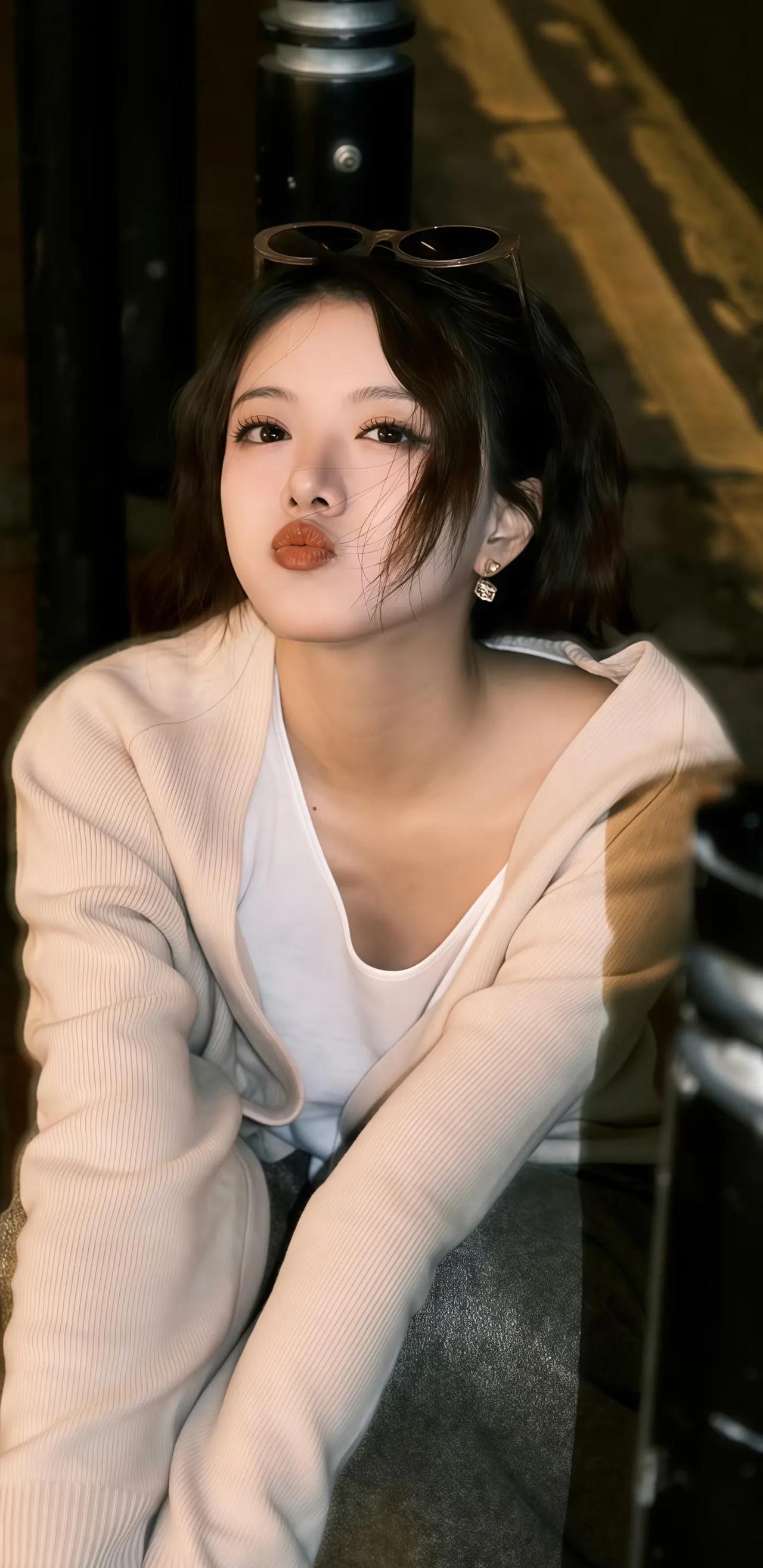 骆歆本名骆雨婷，知名电竞主持人、斗鱼TV签约主播，全角度小美女一枚！1993