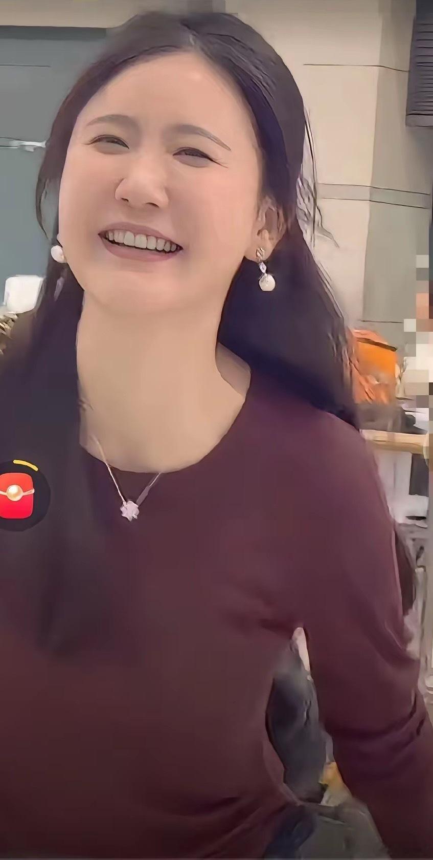 楚玲没有经过美颜的照片是这样的！楚玲除了比杨钰莹年轻，好像还真没有杨钰莹漂亮！不
