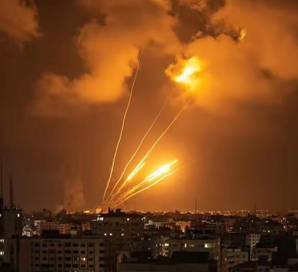 以色列终于承认怕了。我们发现没有，以色列当初在空袭伊朗时候，很嚣张，根本没把他当