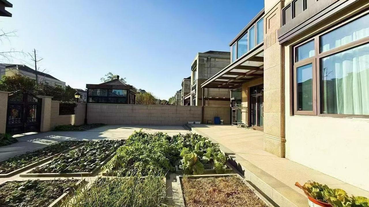 园区独栋别墅！历时三年装修，去年底刚装好，全新装修！！！花园近300平！苏州楼市