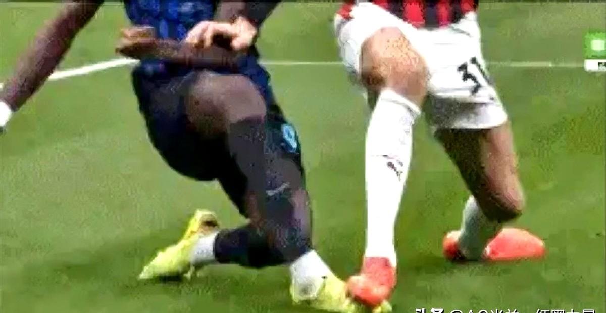 球都传出去了，怎么还能判点球？11月24日的米兰德比，第71分钟，国米的小图