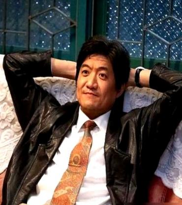 宁可赔偿500万违约金，也要换掉男主角。当年拍《康熙王朝》，投资方铁了心要焦晃演