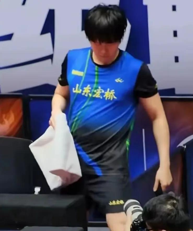 大头知道又被蛐蛐了，就是那件蓝色队服，把他从“腹肌男”整成“大肚男”，这不