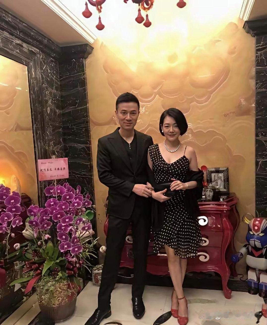 小S给老公庆生。家里内景挺豪华。她现在看着，越来越像大S了。​