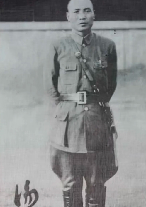 1950年6月18日清晨，台北马场町刑场，68岁的陈仪身着中山装，监刑官蒋鼎文端