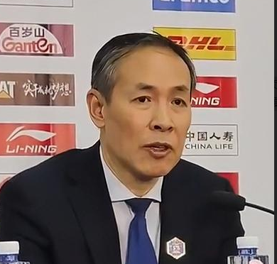 北京男篮主教练许利民谈球队险胜新疆取得6连胜，他表示：“这场赢得不容易，特别是在