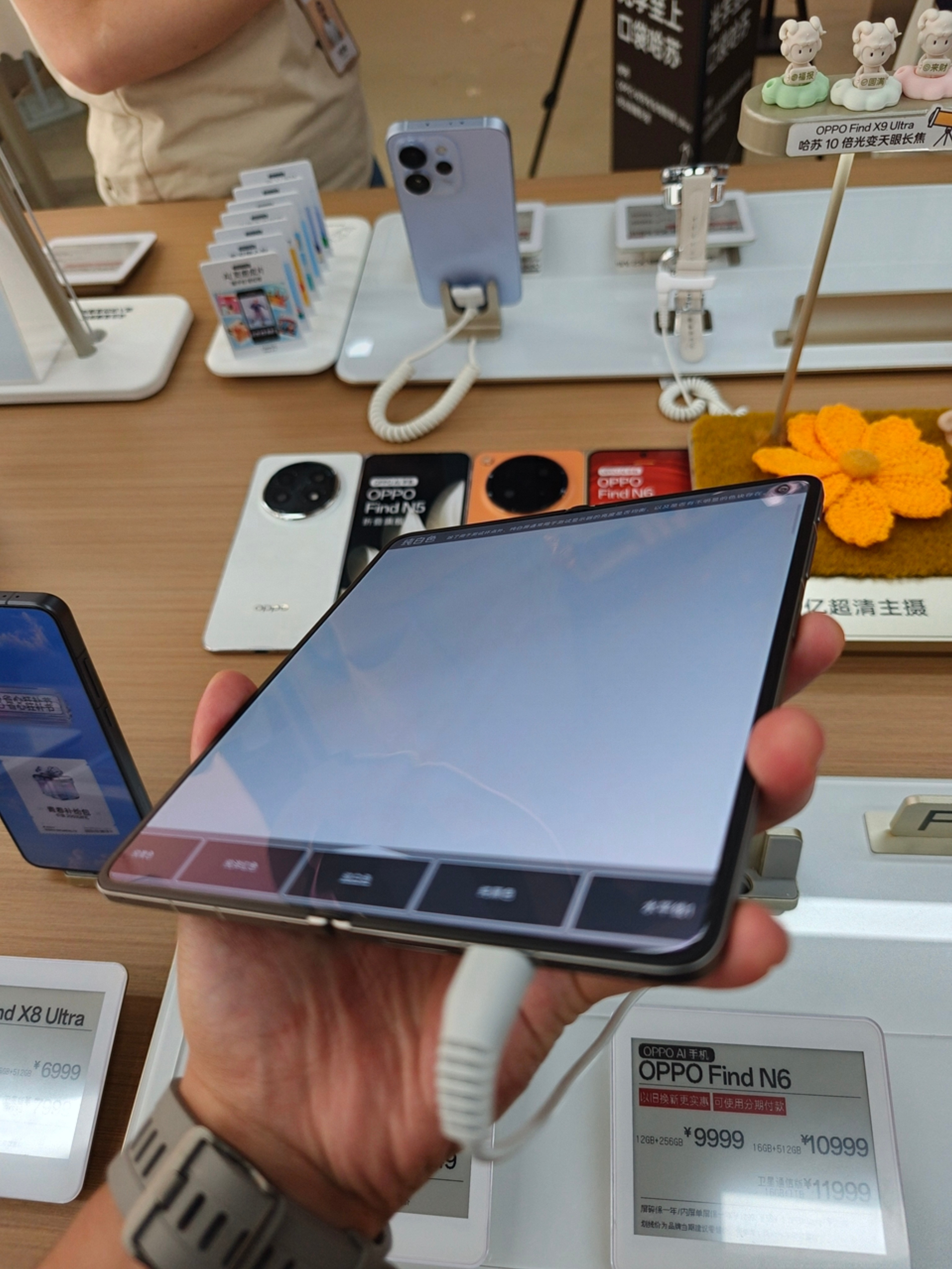 本来想拍拍自媒体博主们用的FindN6，但是一想这种折叠次数完全没法预料不同人
