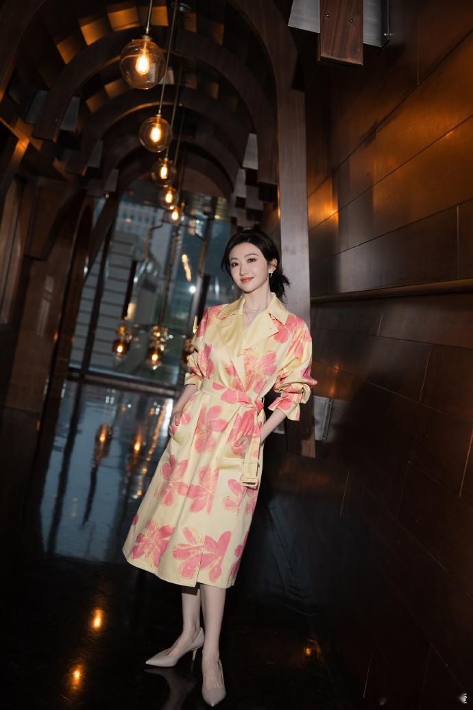 景甜滴血认亲这段景甜你在用你美丽的脸做什么全网都在调侃景甜，美丽脸蛋偏要演绎抽象