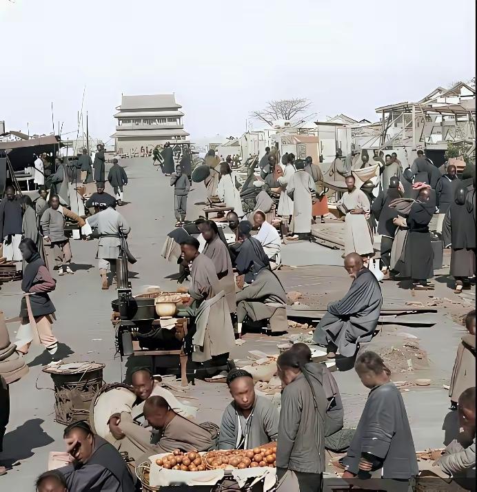 这是晚清底层人民的生活场景，大街上脏乱差，不像电视剧中那样青石板铺路，店铺林立，