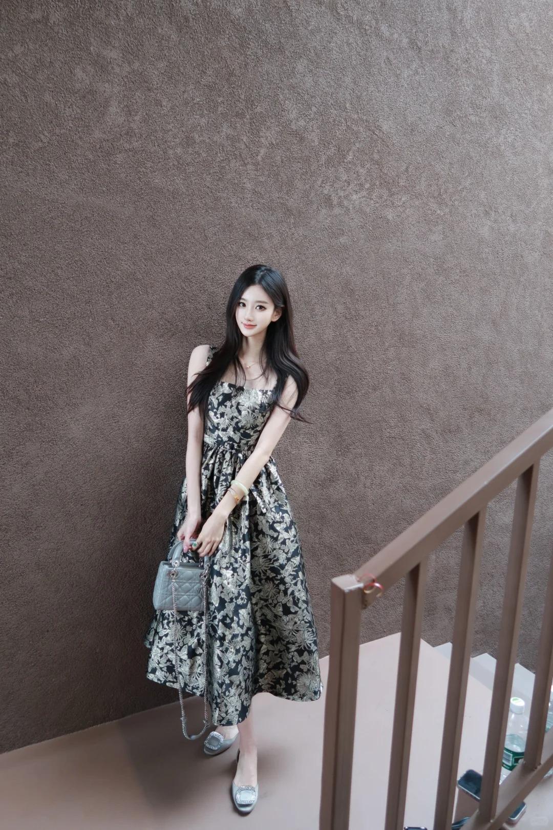 身姿轻盈的舞蹈系校花小女孩，眉尾碎发像苏绣绢纱的轻绒，细软伏贴，挑眉时碎发轻扬如