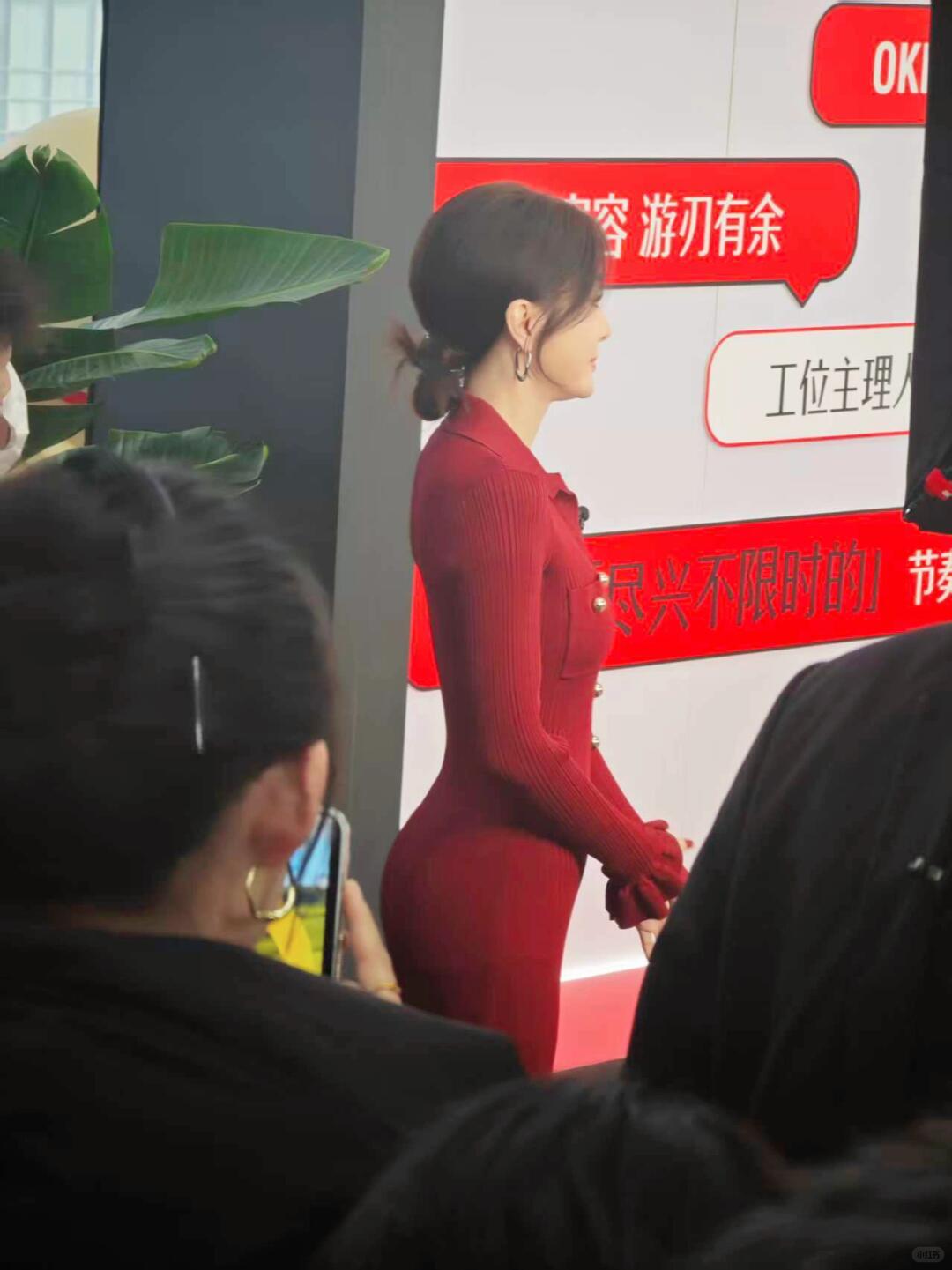 不得不说，有钱人的世界真的看不懂。秦岚今年46岁了，年近半百身材保持的依然