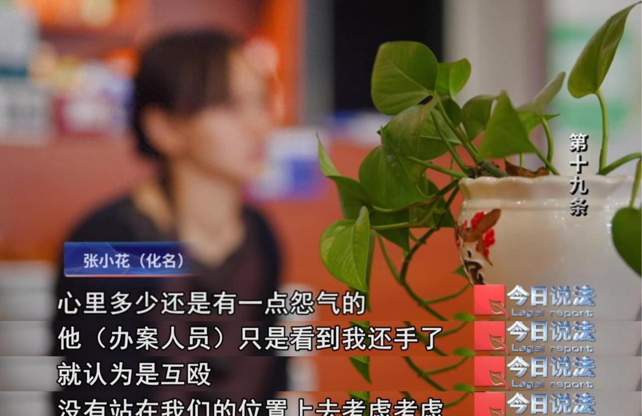 山东淄博，醉酒男子用桌角起瓶盖，老板娘心疼桌子受损劝告并拿来开瓶器，岂料男子发狂