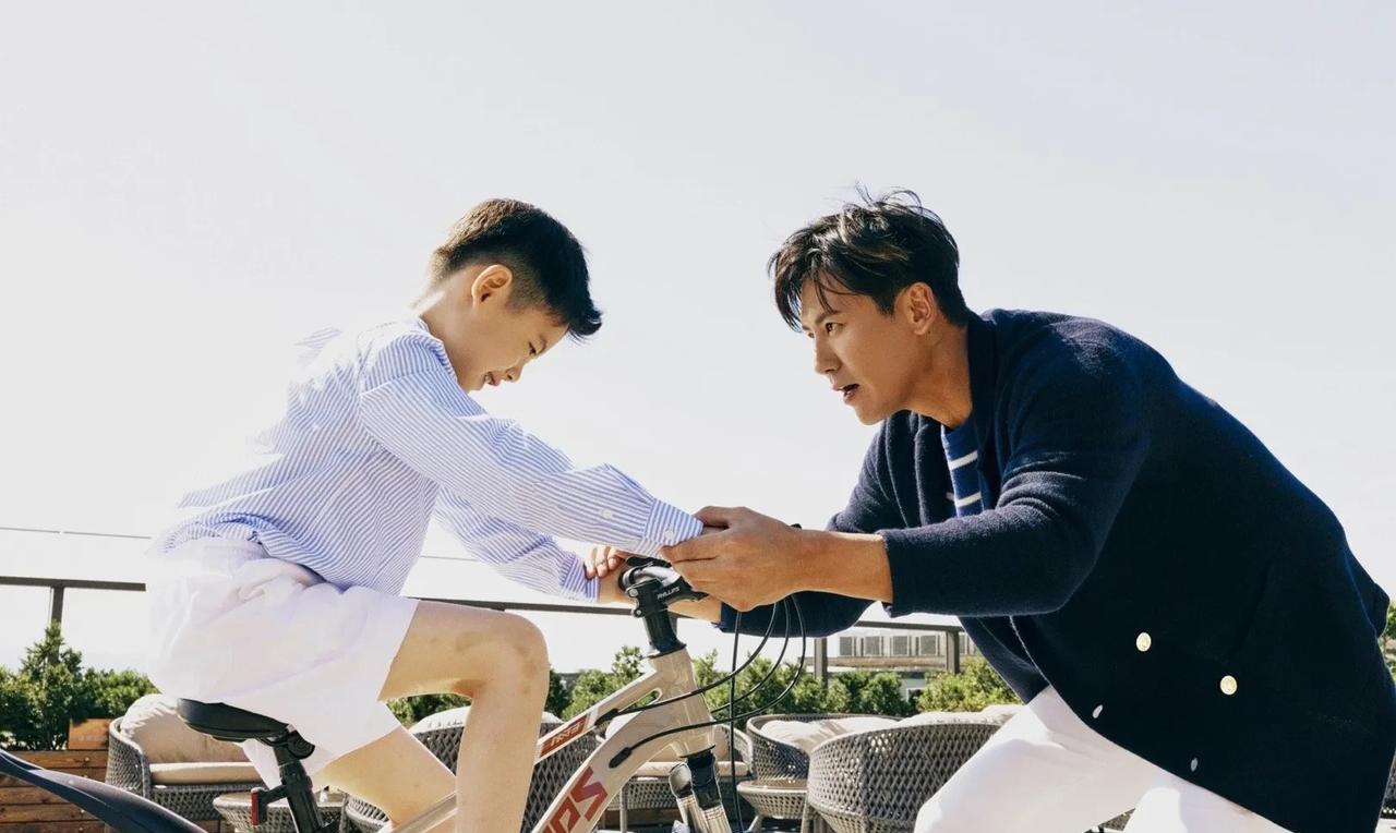 于晓光带孩子尽显父爱，秋瓷炫夸他最棒老公最好爸爸！6月13日，下午，于晓光在社