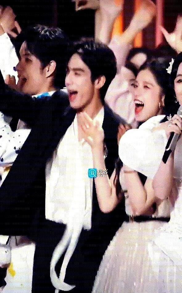 跨年晚会一出，宋威龙和张婧仪直接把“真CP感”写脸上了。递麦撞手肘，笑到