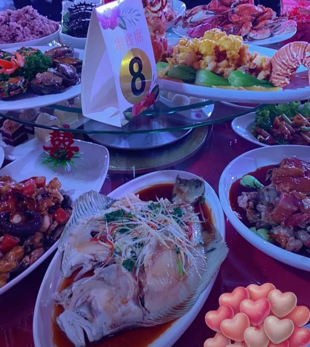 我老公去参加同事儿子的结婚宴，随了200元礼金，和我老公坐在一桌的都是同事，公交