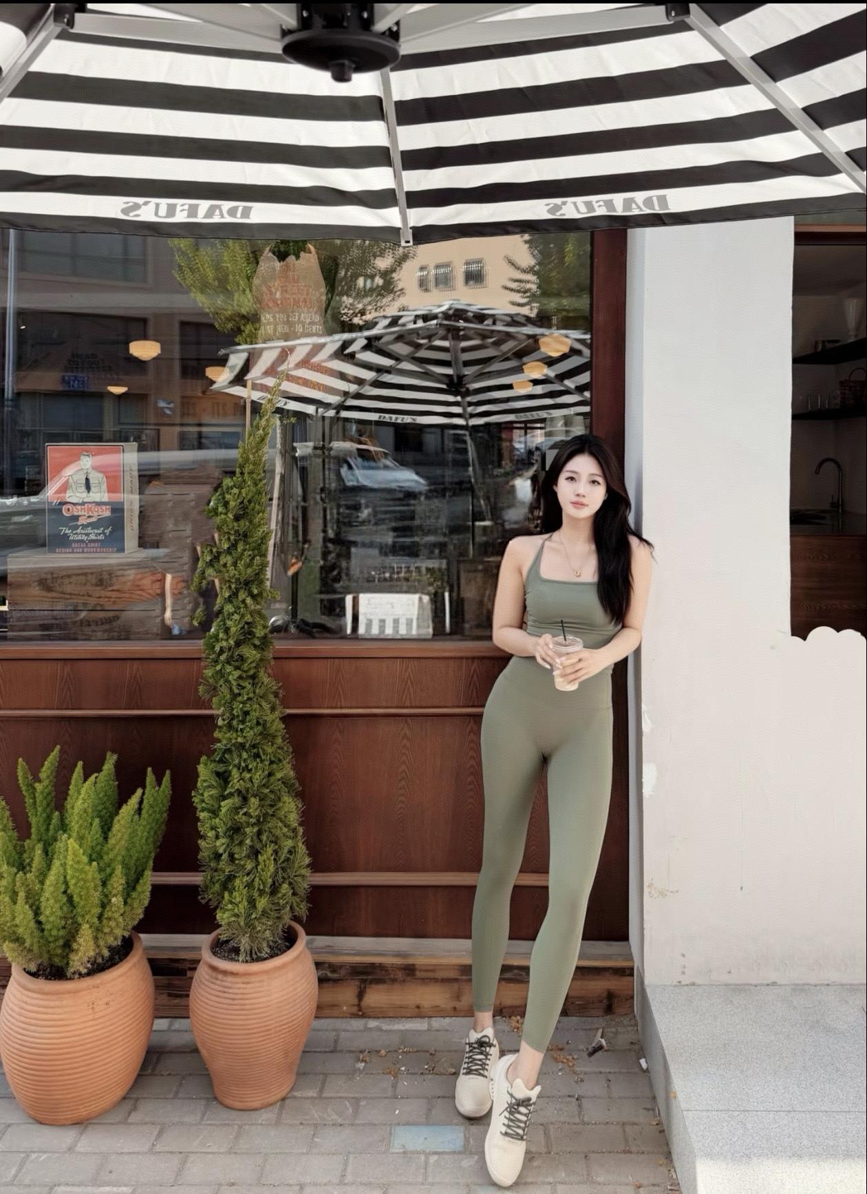 悠闲午后，伞下品茶