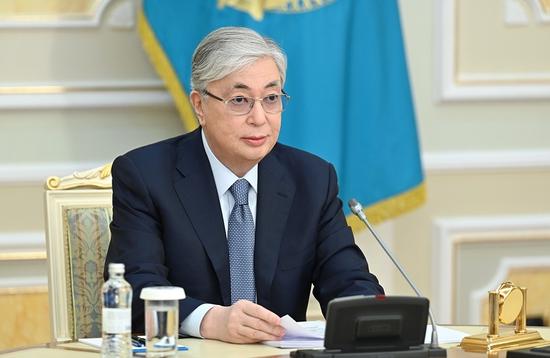哈萨克斯坦本以为自己是牌桌上最精明的玩家，左右逢源谁都不得罪，结果一圈打下来才发