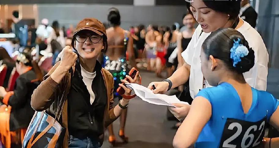 有钱人生孩子托举穷人生孩子是相互拖累？孙俪女儿在英国得到了舞蹈冠军，又一