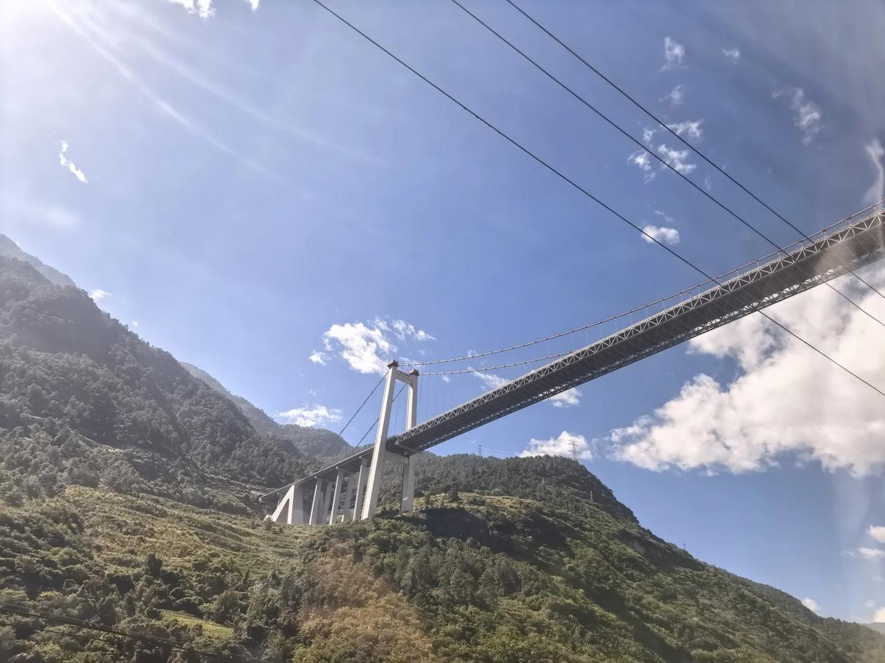 游云南虎跳峡景区（一）其实虎跳峡真的很大，大家想去欣赏的就是其中的一小段，也就