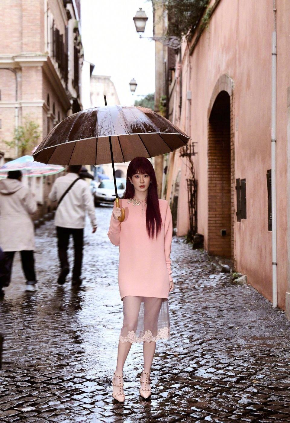 杨紫超话杨紫又被表扬了在罗马解锁新的看秀体验❤️和老朋友相聚也认识了新朋友