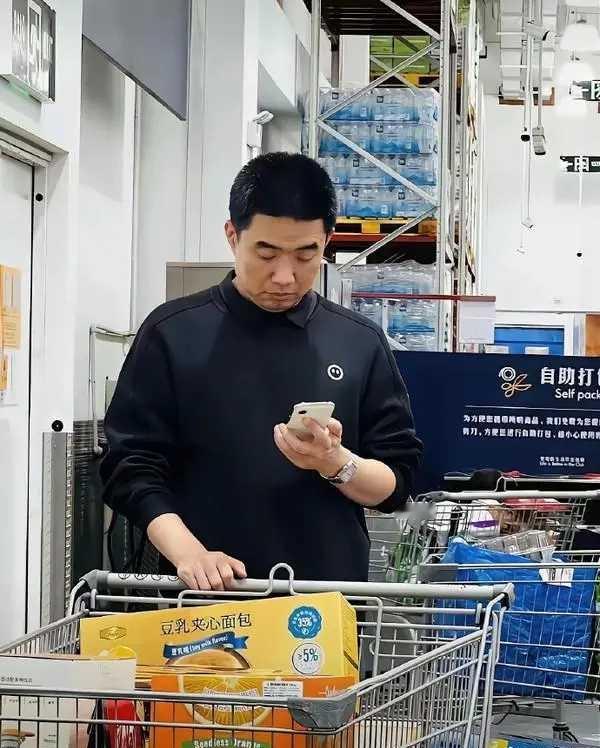 真没想到，理想汽车创始人李想逛个山姆也能被眼尖网友逮个正着。照片里他全程低头