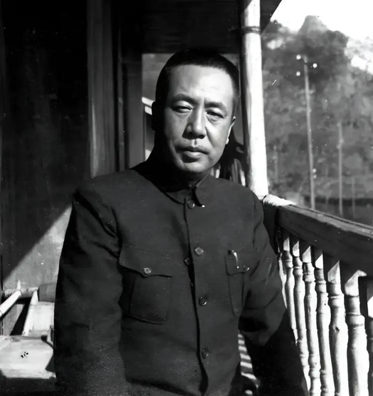 1949年秋，台湾局势动荡不安。那天，陈宝仓的女儿陈禹方放学回家时，看到国民党的