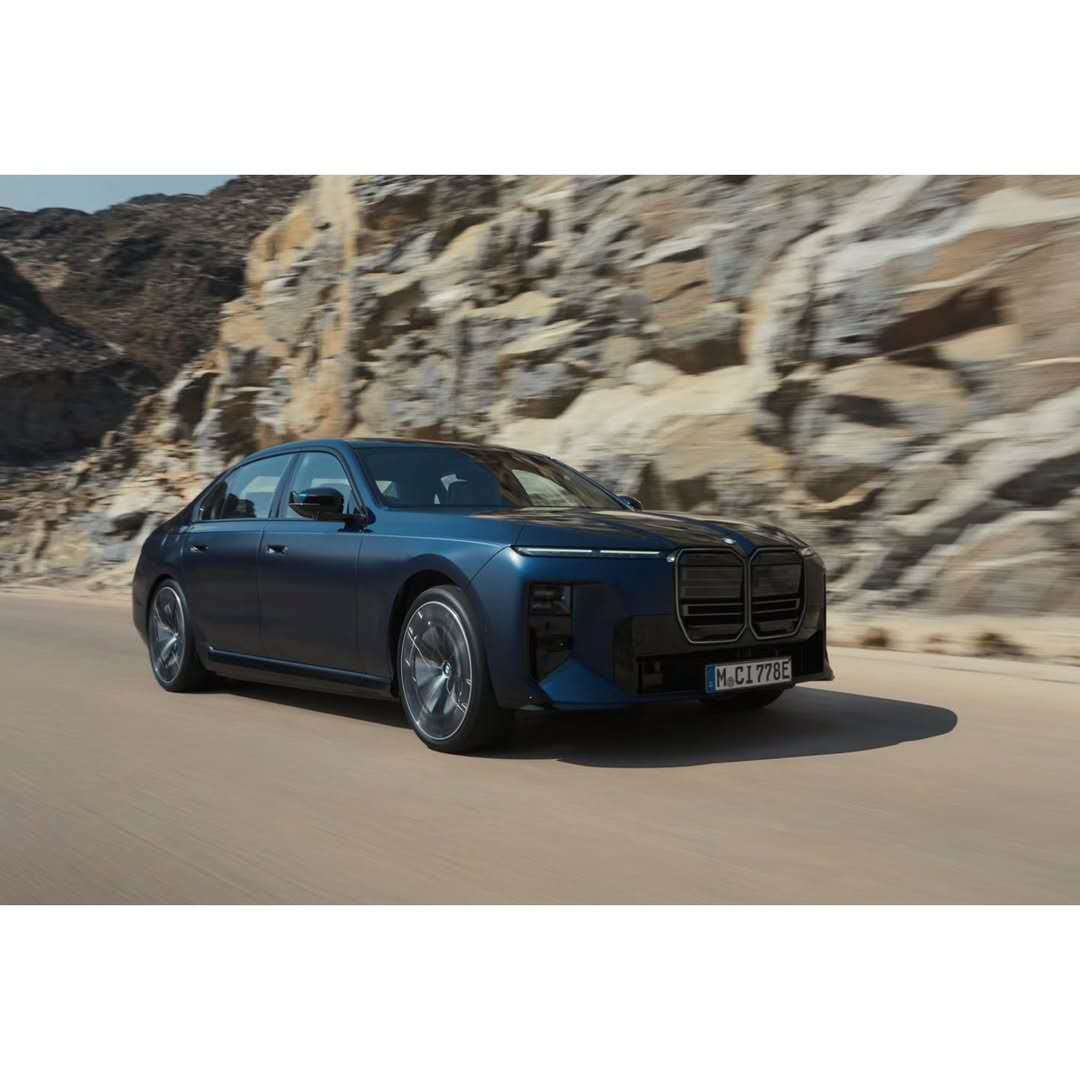 中期改款宝马7系，用上了新世代的尾灯风格以及内饰造型，今晚会正式亮相～2026