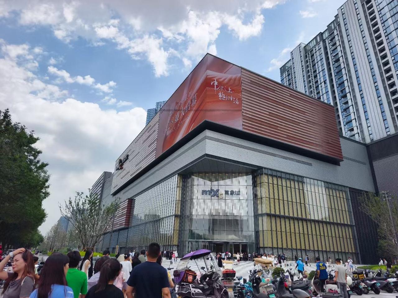 这个周末郑州最火的地方，应该是郑州东区新开的万象城，听说整个金水路都开始堵车了，