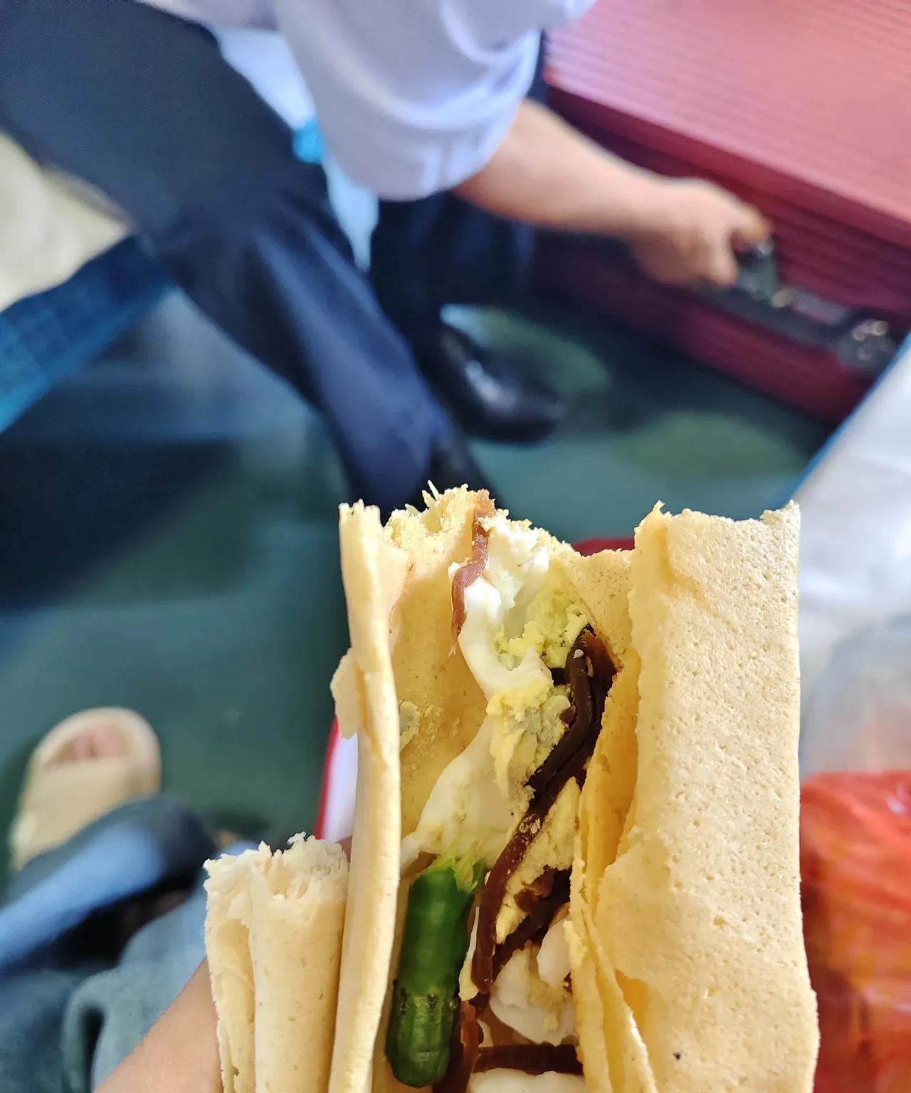 这两天，我吃了12个鸡蛋，12张煎饼，一袋子咸菜。坐长途火车，大家除了吃就是睡