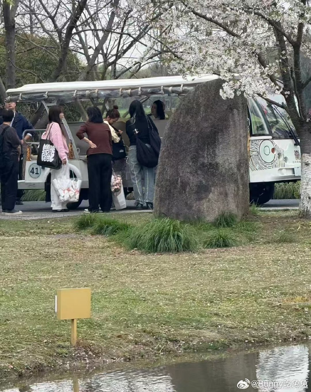 昆凌不愧是周杰伦严选昆凌真的越活越少女，偶遇被拍依旧温柔美丽，穿搭简单却尽显好气
