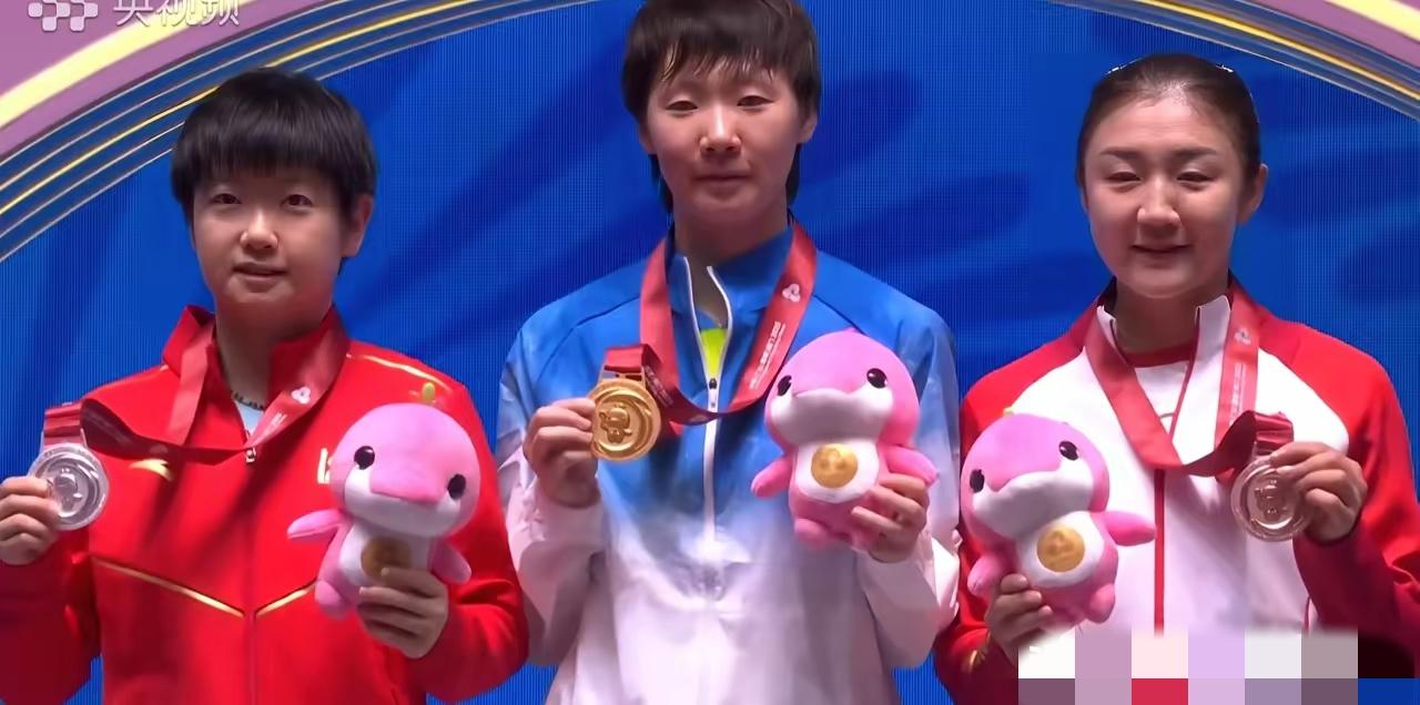 国乒三姐妹领奖台同框！这画面比金牌更戳人！全运会女单颁奖礼太好哭了！陈梦笑