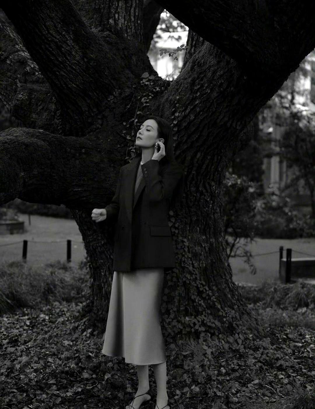 高圆圆一句“女生抽烟好看”当年被骂惨。现在赵又廷出来补刀家里一根烟都不许