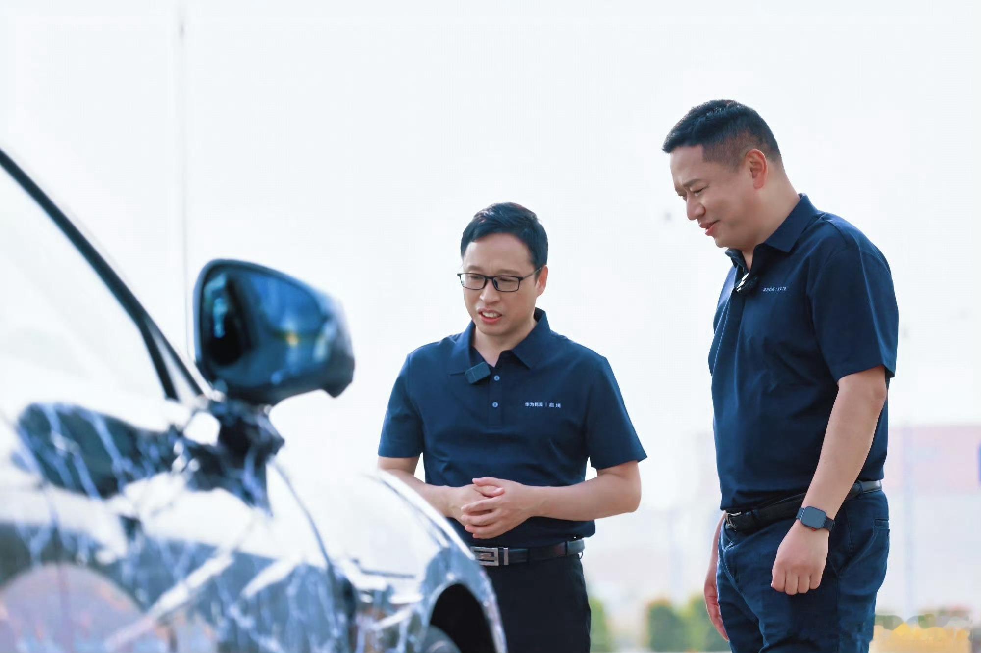 启境那台备受关注的猎装轿跑，已经悄然开上全国道路实测。有意思的是，华为车BU的靳