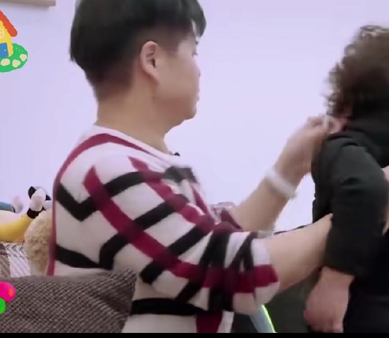 现在看来姥姥动不动打哥哥，是因为小的这个姓冉，大的姓邹，这个姥姥好让人窒息。。