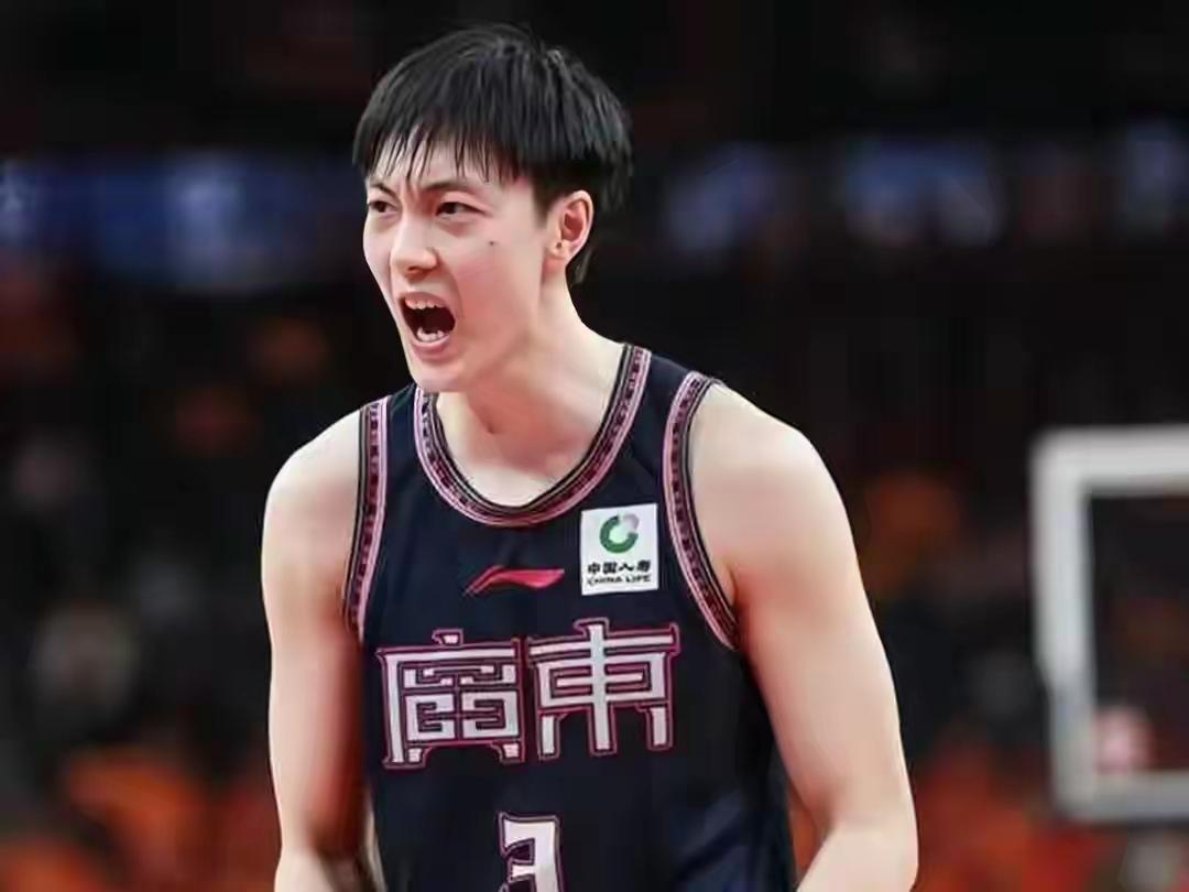 CBA最新消息：据广东男篮球员胡明轩热身赛赛前接受采访时表示：：国家队有需要立刻