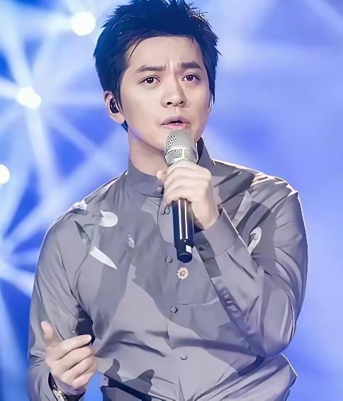 汪涵问李健:“你从清华毕业以后的第一份工作是做什么？”李健说:“广电总局。”汪涵