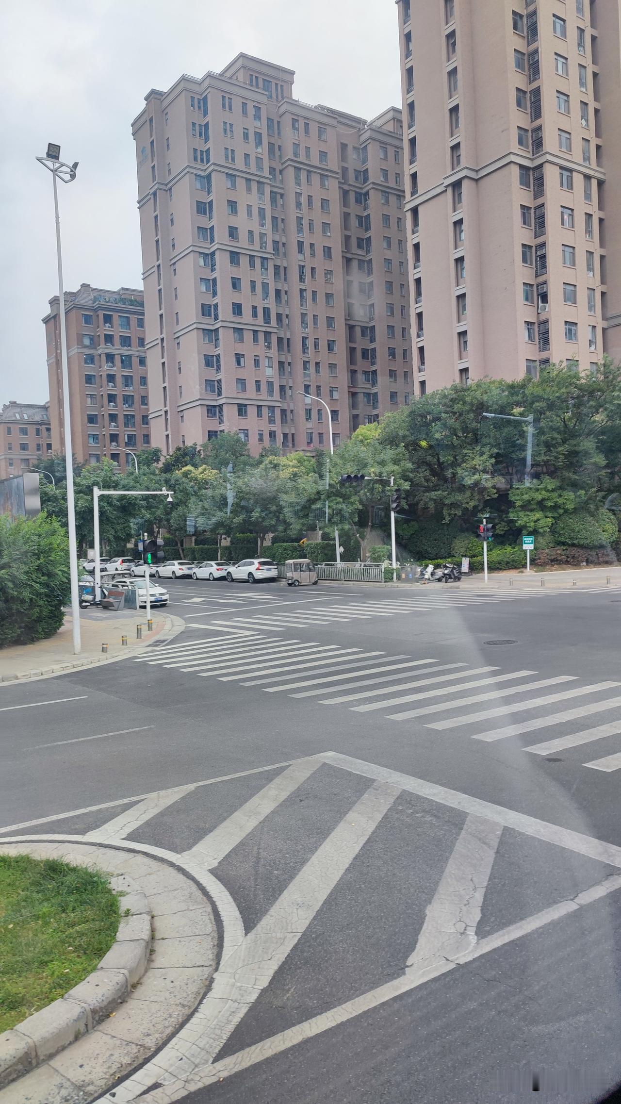 郑州会向西南发展吗可以明确的告诉大家，郑州向西发展空间有限，这不是说西边不利于发