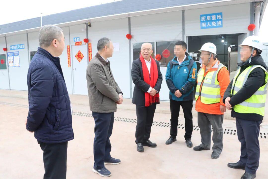 杜国平是重庆高新开发建设投资集团的高管，我是一个普通的工程人员，因缘巧合与他有过